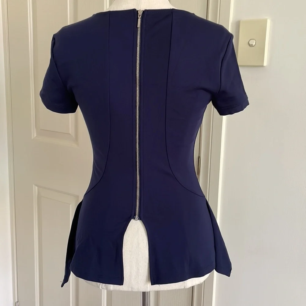 💙FOREVER NEW Sz6 Blue structured short sleeve blouse with zipper + flair detail - Picture 7 of 14